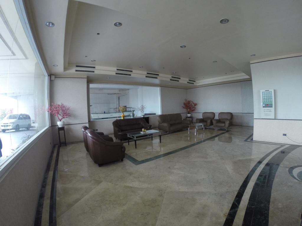 Burgundy Mckinley Place Service Apartment Manila Exteriör bild