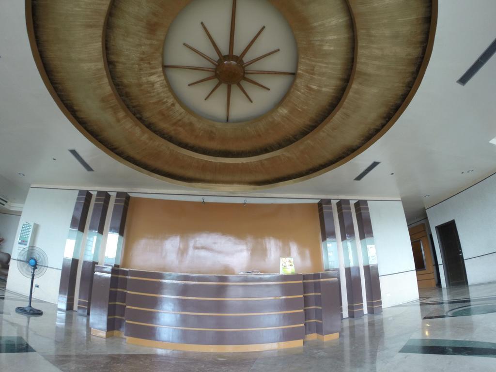 Burgundy Mckinley Place Service Apartment Manila Exteriör bild