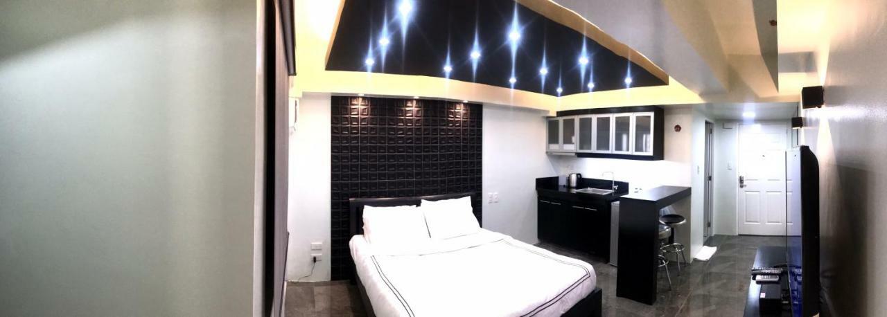 Burgundy Mckinley Place Service Apartment Manila Exteriör bild