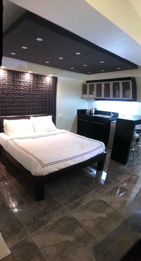 Burgundy Mckinley Place Service Apartment Manila Exteriör bild