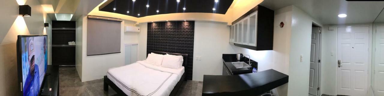 Burgundy Mckinley Place Service Apartment Manila Exteriör bild